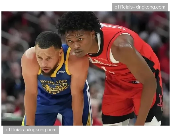 申京火箭进攻轴心作用明显 中锋高位策应与低位单打结合